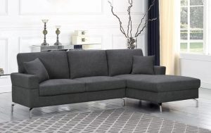 Sofa Chaise Longue Ellen 245cm Añade un toque de elegancia y comodidad a tu hogar con nuestro Sofá Chaise Longue en Gris Oscuro. Este sofá combina un diseño moderno con la máxima funcionalidad, perfecto para cualquier sala de estar. Las patas metálicas aportan un toque contemporáneo y garantizan una estabilidad y durabilidad excepcionales. La chaise longue ofrece un espacio extra para estirarte y relajarte, convirtiéndose en el lugar favorito de la casa. Su tapizado en gris oscuro no solo es elegante sino también fácil de combinar con cualquier estilo de decoración. Fabricado con materiales de alta calidad, asegura un confort duradero. Tela tapicero, 80% poliester y 15% algodón, este sofá es agradable al tacto y tiene una firmeza media. ¡Transforma tu espacio con este sofá chaise longue que aúna estilo, confort y funcionalidad! Medidas: Largo: 245 cm Ancho Chaise: 160 cm Ancho: 77 cm Alto: 87 cm