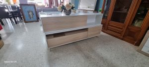 Descripción Conjunto Muebles de Salon Barcelona De estilo retro vintage, este mueble de salon aportara un toque de elegancia a tu hogar. Diseñado en lineas rectas, este mueble aporta un estilo moderno y funcional. Este Mueble de salon esta compuesto un modulo bajo en que las patas, elegantes, modernas y actuales, son las que hacen especial este mueble. Tambien cuenta con una puerta batiente que se abre mediante sistema "PUSH". Dispone de un hueco y de una puerta batiente lateral, con espacio de almacenaje suficiente para todos los aparatos electronicos. La Estante tiene una puerta abatible y un hueco lateral para colocar lo que prefieras. Facil montaje. - El servicio de montaje incluye el montaje del mueble, no la fijación o anclaje a la pared. Medidas Mueble TV: Alto: 51 cm Largo: 180 cm Ancho: 39.8 cm Ref.: BARCELONA