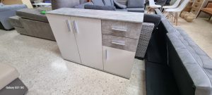 Diseño moderno: su fino diseño de líneas depuradas envuelve tu salón en armónica elegancia y te permite mantenerlo en orden; puedes elegir entre distintas combinaciones de colores y tamaños Versátil: gracias a su sencilla combinación de colores, puede combinarse con muchos estilos de mobiliario y es ideal para usarlo en el recibidor, el salón, el comedor o el dormitorio Mucho espacio para guardar cosas: este aparador con distintas puertas y cajones ofrece espacio para guardar todo tipo de cosas; los tiradores de plástico con acabado en aluminio completan el producto y crean un ambiente hogareño Montaje fácil: este aparador de madera se monta de forma fácil y rápida gracias a las detalladas instrucciones (idioma español no garantizado), por lo que es adecuado para principiantes; el envío incluye el material de montaje; medidas: 120 x 82 x 35 cm (ancho x alto x fondo)
