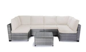 Descripción

Conjunto de Sofas de Exterior en Ratan PE, 7 piezas. Muebles de Jardin y Terraza

Descubre la máxima flexibilidad con nuestro Conjunto de Jardín y Terraza en Ratán de 7 piezas, diseñado para adaptarse a tu estilo y necesidades. Este conjunto modular se puede montar de diferentes maneras, permitiéndote crear una rinconera, un sofá amplio, una chaise longue, o cualquier combinación que prefieras. Perfecto para cualquier espacio exterior, este set incluye una mesa de centro a juego, ideal para disfrutar de tus momentos al aire libre.

Fabricado con un marco de acero resistente envuelto en ratan sintetico de alta calidad, resistente a los rayos UV y las inclemencias del tiempo, garantiza durabilidad y un aspecto impecable durante años. Los cojines suaves y cómodos, incluidos en el conjunto, añaden un toque extra de confort, haciendo que cada asiento sea un lugar perfecto para relajarse. La mesa de centro lleva cristal templado de 5mm. Facil montaje.

Medida Rinconera:

Largo: 280 cm
Alto: 85 cm
Ancho: 140 cm
Medidas Mesita:

Largo: 63,5 cm
Alto: 34 cm
Ancho: 63,5 cm
Ref.: HN-SF