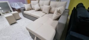  El Sofa Chaise Longe clarise es ideal para aquellos que quieren ahorrar espacio sin perder la comodidad. Con solo un sencillo movimiento, pueden convertirlo en una comoda cama, ideal para alojar a familiares o amigos durante la noche. Tiene un sistema de arrastre, la transformacion de sofa a cama y viceversa se realiza de manera suave y facil. Ademas, tiene un par de pufs para aunmentar las plazas del sofá Nuestro sofa chaise longue cuenta con un practico arcon de almacenamiento debajo del asiento. Es el lugar perfecto para guardar mantas, cojines adicionales o cualquier otro objeto que deseen tener a mano, pero que no quieran que este a la vista. Fabricado con materiales resistentes y de alta calidad, es de facil montaje. medidas:ancho 260 alto 80 153 la parte del chaiselonge