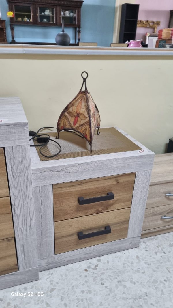 La mesita de noche Clara cuenta con 2 cajones que permiten tener a mano lo que necesites al ir a dormir. Proporciona un espacio de almacenaje adicional al que ya tengas en el armario o la cómoda. Esta preciosa mesita de noche puede utilizarse para cama individual o para cama de matrimonio. Combina perfectamente con decoraciones de todo tipo de estilos.